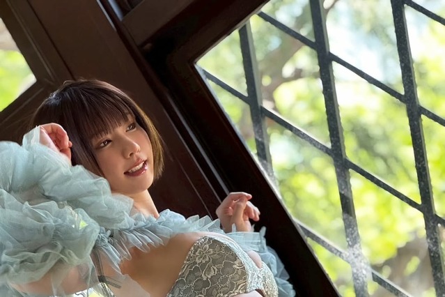 えなこ、抜群のボディライン披露！新グラビアムック『PARADE』オフショを公開 画像