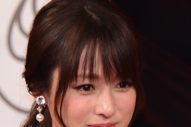 深田恭子、“42歳とは思えない”美谷間披露！本日発売『週プレ』表紙を飾る 画像
