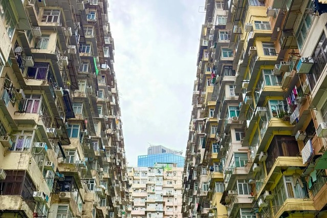 「香港最高」元NMB48・白間美瑠、香港で美脚映えるオフショット 画像