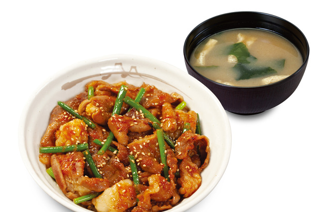 松屋、にんにくの芽とコチュ醤香る「カルビホルモン丼」12日より販売 画像