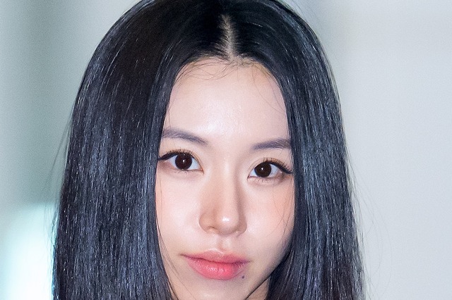 腕にはタトゥーがチラリ　TWICE・チェヨンが美貌際立つ“へそ出し”オフショット公開【PHOTO】 画像