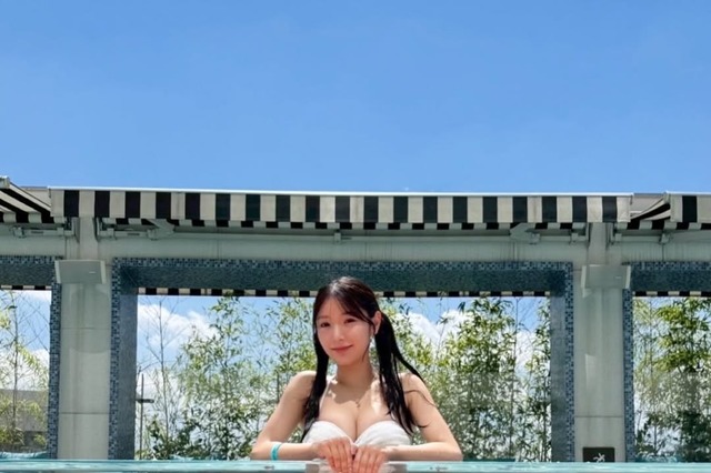 元AKB48・藤園麗、白フリル水着で美脚＆美ボディ披露！ 画像