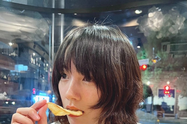 のん、夏らしい肩上ボブヘアにイメチェン!ポテチ頬張るラフな姿公開 画像