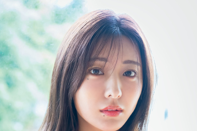 慶應卒アナウンサー・白戸ゆめの、水着姿で美バスト披露！『FLASH』表紙を飾る 画像