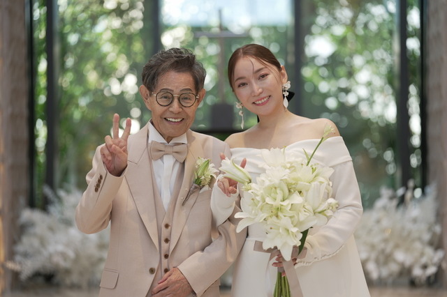 “45歳差”加藤茶・綾菜夫妻が大人なウエディング姿に！結婚15年目で改めて愛を誓い合う 画像