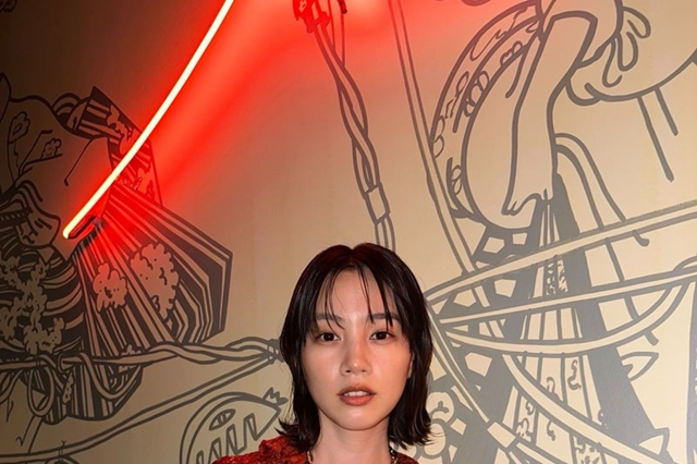 のん、“女王感”あふれるドレス姿を公開！優雅な装いでファン魅了 画像