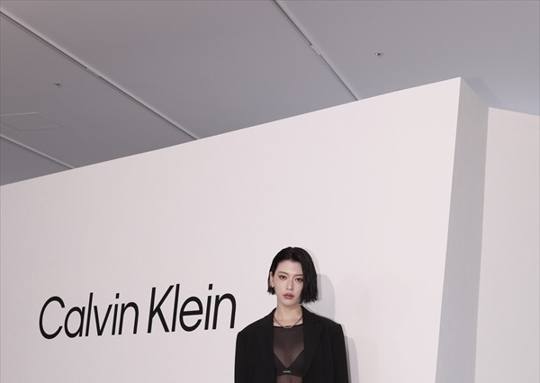 三吉彩花、胸元透けた大胆ブラトップコーデで登場！「カルバンクライン原宿」にセレブリティ13名が集結 画像