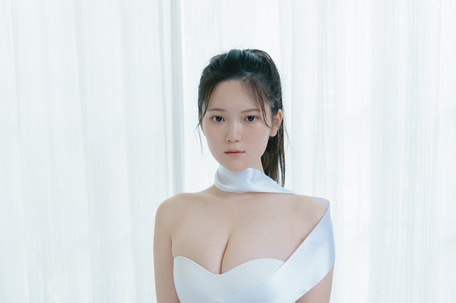 “19歳”人気グラエンサー・ちーまき、白布に美ボディ包んだセクシーカットを披露！ 画像