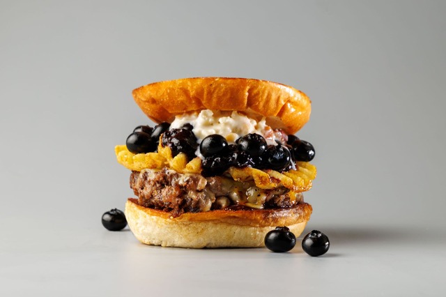 “違和感”テーマの異色バーガーも！Netflix『ストレンジャー・シングス』＆『サンクチュアリ』コラボバーガーが登場 画像