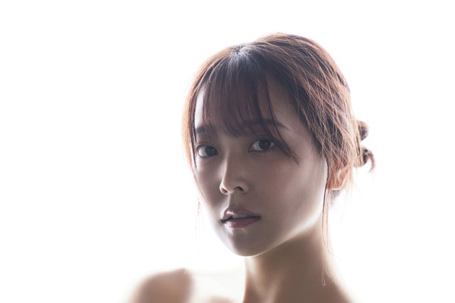 元NMB48・白間美瑠、“手ブラ”ショットに挑戦！「過去最大級の露出」の写真集が発売決定 画像