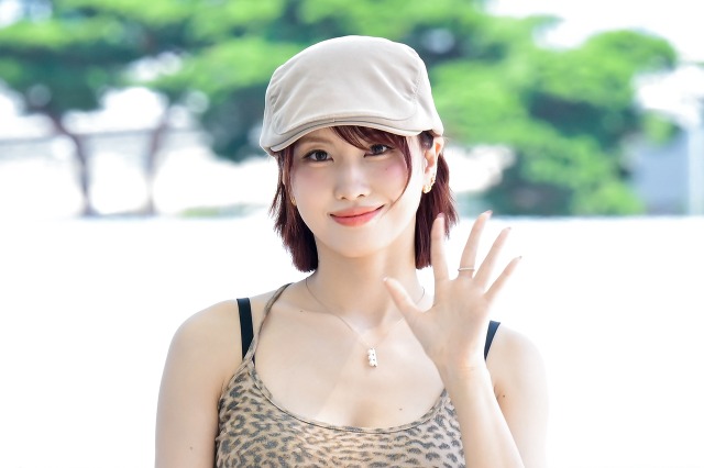 TWICE・モモ、スケスケトップスでヒョウ柄インナー露わに！大胆な夏ルックに反響続々【PHOTO】 画像