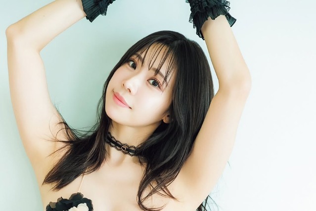 鈴木ふみ奈、花びら水着で美ボディ見せつけ！デビュー15周年写真集の表紙公開 画像