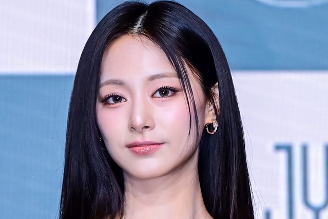 TWICE・ツウィ、ミニスカ姿で誘惑ポーズ！“危険な美貌”にファン悶絶「気絶する」【PHOTO】 画像