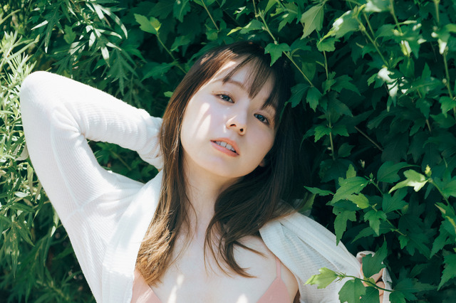 “マシュマロヒップの天使”小池里奈、ふんわり色白ボディのセクシーショット公開! 画像