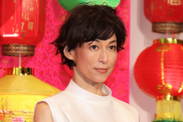 「背中はけっこうイケてると思うの」鈴木保奈美、背中の開いたドレス姿公開し称賛の声 画像