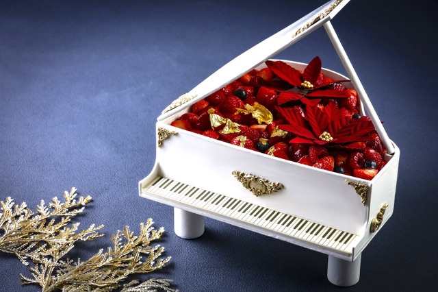 まるでピアノのようなクリスマスケーキが登場！ザ・プリンス パークタワー東京、本日より予約受付を開始 画像