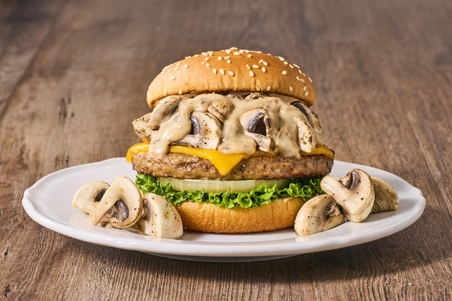 フレッシュネスバーガー、“国産マッシュルーム3倍増量”のチーズバーガーを24日より販売！ 画像