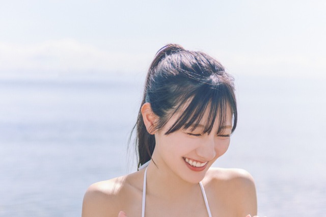日向坂46・河田陽菜、純白ビキニ姿でキュートな笑顔！2nd写真集から先行カットが公開 画像
