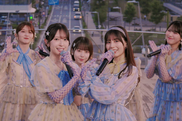 日向坂46、緊急生配信を実施！横浜港大さん橋で「お願いバッハ！」初フルサイズを披露 画像