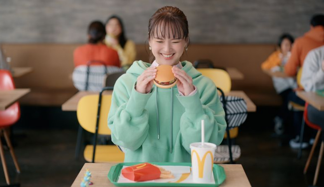 多部未華子、“カプセルトイ”に夢中になって何度も挑戦するも...マクドナルド「セット500」新TVCMが公開 画像