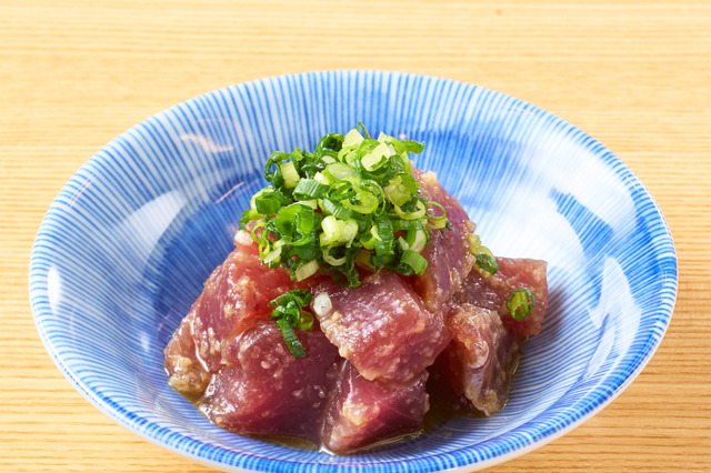 旬のかつおを食べ比べ！磯丸水産、“塩ユッケ”や“月見丼”など「かつお料理」が22日より提供 画像