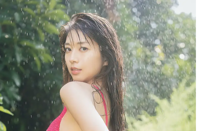 モーニング娘。'25・牧野真莉愛、メンバーカラーの“ピンク水着”で美尻披露！ 画像