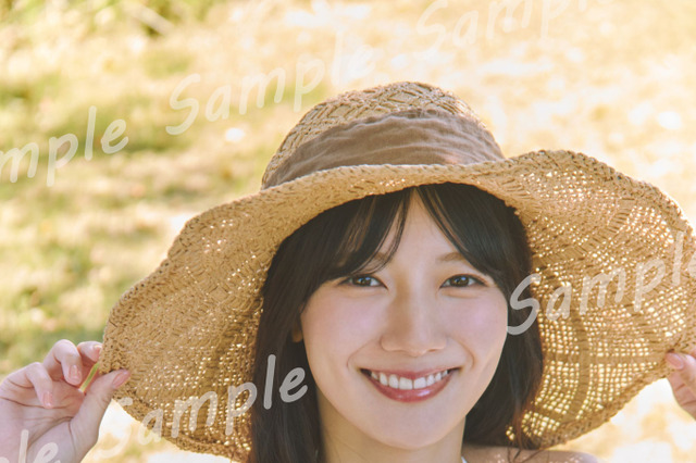 日向坂46・河田陽菜、ビキニ姿でピクニック！2nd写真集“未収録カット”の特典ポスター公開 画像