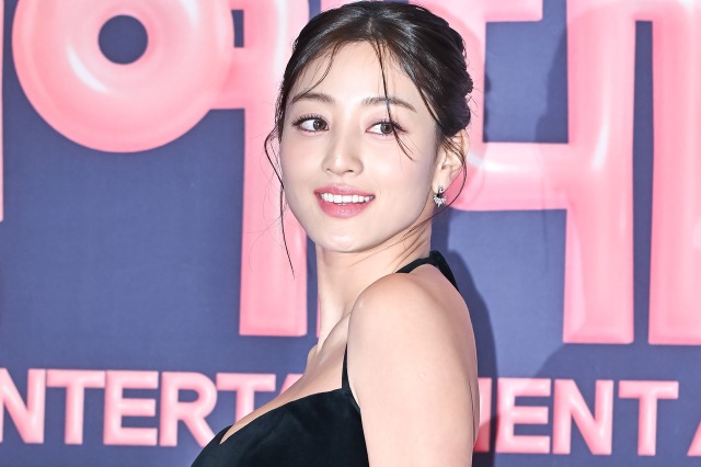 肩を丸見せのグラマラスで圧倒…TWICE・ジヒョ、「優雅で大胆」の声【PHOTO】 画像