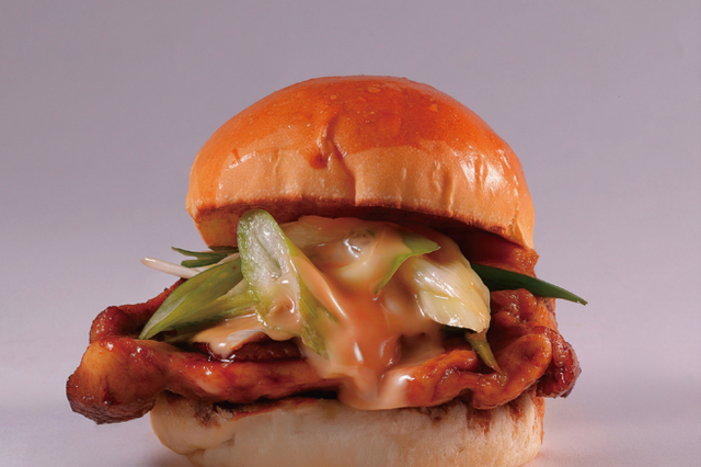 “鳥貴族秘伝の焼肉のたれ”使用のもちふわ触感バーガーが登場！10月1日より全メニューを刷新 画像