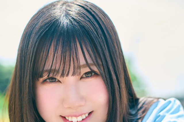 日向坂46・鶴崎仁香、爽やかシャツ姿の撮り下ろしカットが公開！ 画像