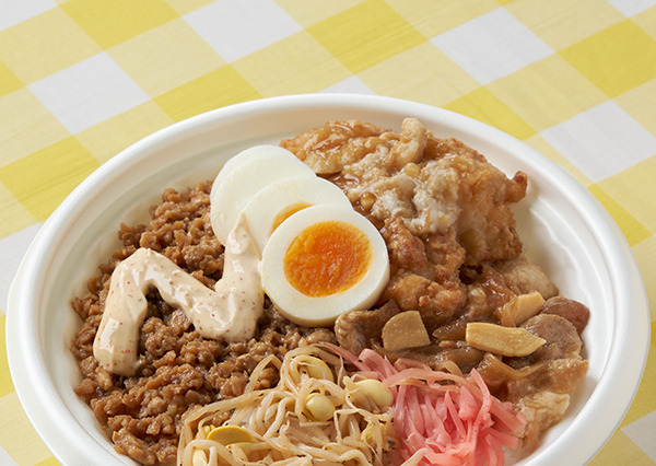 卵＆背脂の背徳感がたまらない！ファミマ、ニンニクやマヨがたっぷりの豚丼など“月見背徳メシ”10種類を発売 画像