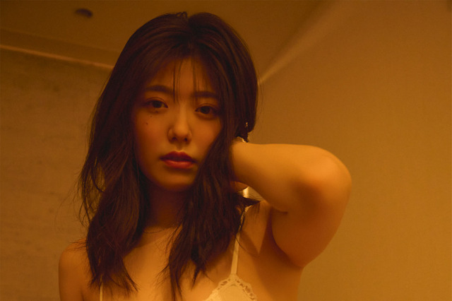 山田かな、色っぽランジェリー姿でグラマラスボディあらわに！ 画像