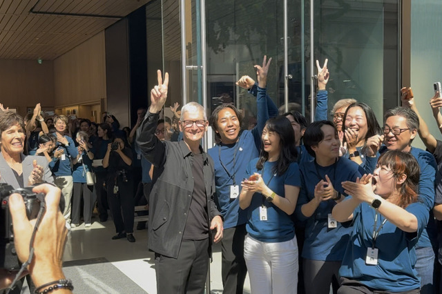 ティム・クックCEOも握手や写真撮影に応じる！「Apple銀座」リニューアルオープン 画像