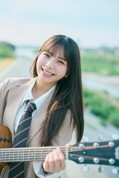 日向坂46・下田衣珠季、ブレザー姿でキュートな笑顔！ギターを奏でるSHOTを公開 画像