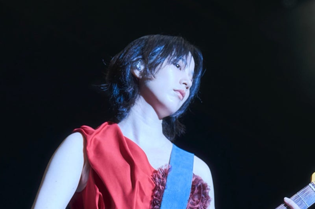 のん、全国ツアー完走を報告！真っ赤なパンツルックでファン魅了 画像