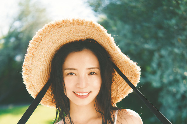 35歳女優・入来茉里、大人の色気漂う純白ビキニ姿を披露! 画像