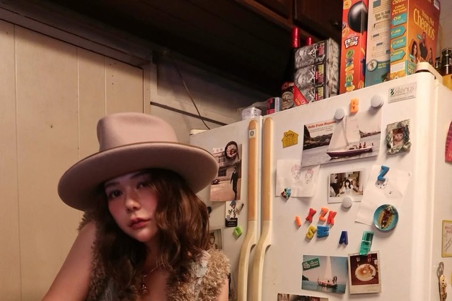 村重杏奈、胸元セクシーなカウガールに！ 画像