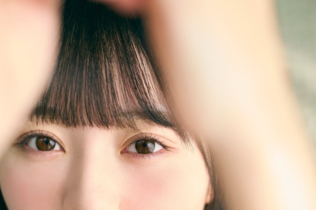 日向坂46・片山紗希、真っ直ぐな視線の“美少女”ショットを公開! 画像