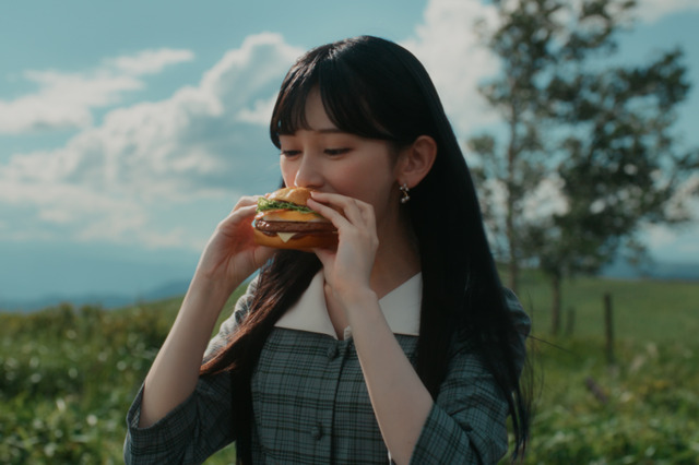 乃木坂46・池田瑛紗、マクドナルドCMに初出演!堺雅人と“サムライマック”頬張る 画像