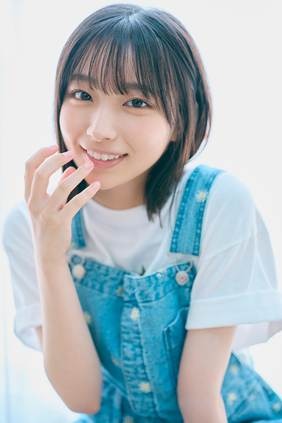 日向坂46・大野愛実、爽やかオーバーオール姿を披露！「五期生のぽかぽか写真館」ラストを飾る 画像