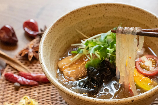 激辛好きのための一杯！新宿名物・頂マーラータン、ゴジラ＆キングギドラ麻辣湯がふるさと納税返礼品に 画像