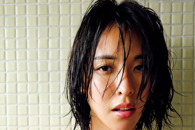 奈月セナ、4年ぶりの撮り下ろしグラビア！大人の色香漂うセクシーショット披露 画像