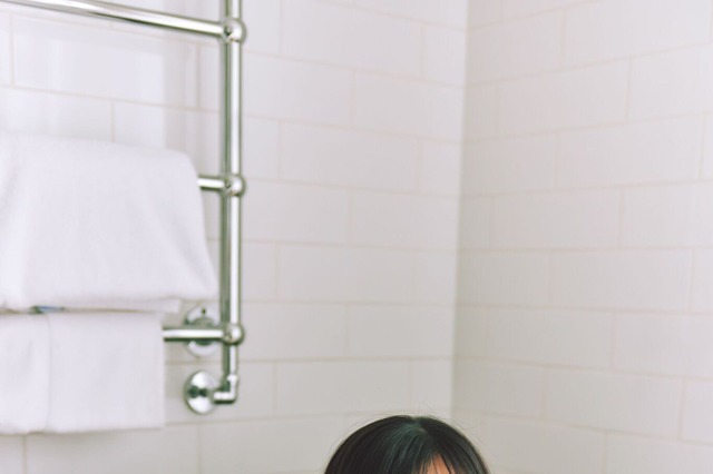 日向坂46・河田陽菜、ルームウェア姿でバスタブから“ひょっこり”！本人熱望の先行カットが公開 画像