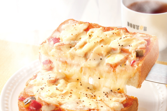 ピリ辛マヨソースが食欲そそる！ドトール、新作モーニング「スモークチキン&トマト」23日より発売！ 画像