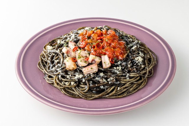 真っ黒グルメが大集合！セブンイレブン、「イカ墨パスタ」や「プリンケーキパフェ」などハロウィン限定商品を発売 画像