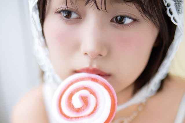 元SKE48・北野瑠華、ポップな衣装で美谷間チラ見せ！セクシーな紙面カットを披露 画像