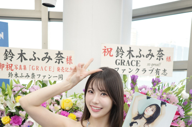 鈴木ふみ奈、“抜群プロポーション”魅せる水着姿で登場！写真集イベントに海外ファンも駆けつける 画像