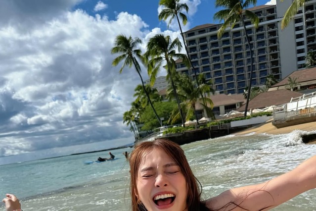 内田理央、ハワイで久々のビキニ姿もはしゃぎすぎてハプニング 画像