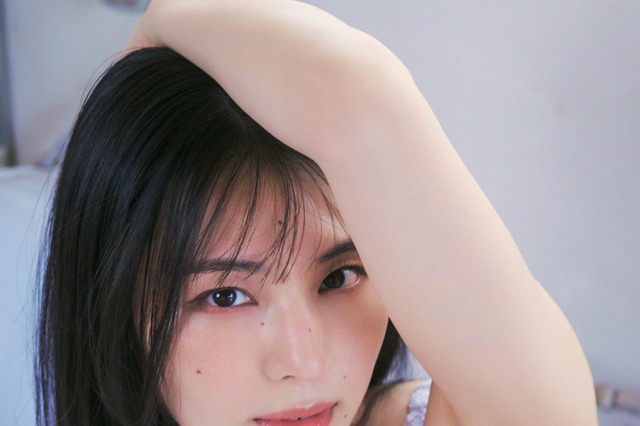 元乃木坂46・相楽伊織、白ランジェリーで妖艶な表情！『FLASH』で表紙を飾る 画像