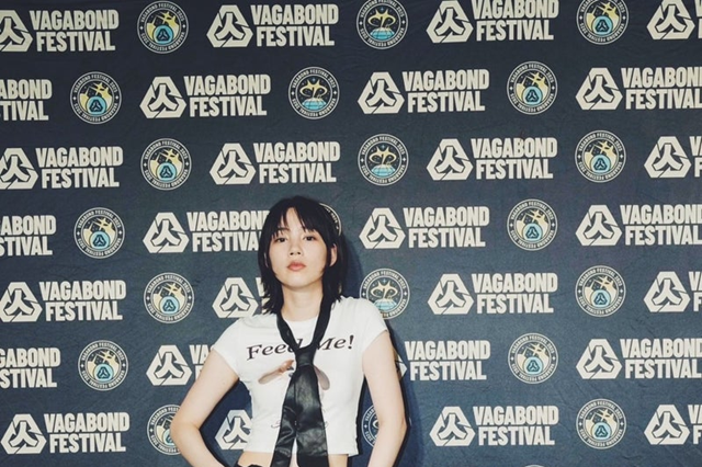 のん、台湾フェス出演を報告！“へそ出し”ロックコーデのオフショットに反響 画像
